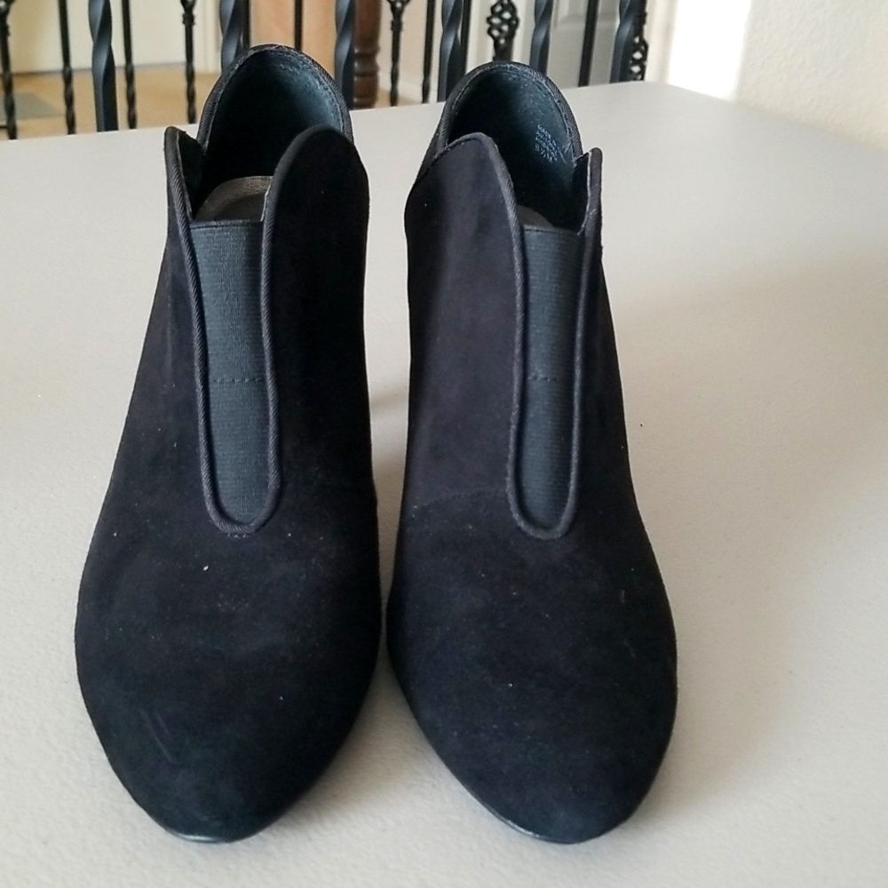 Adrienne Vittadini blk ankle boots. (Clearance)